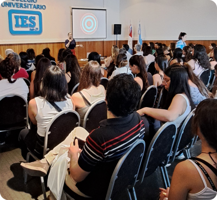 PERSONAS ESCUCHANDO UNA DISERTACION EN UN AUDITORIO