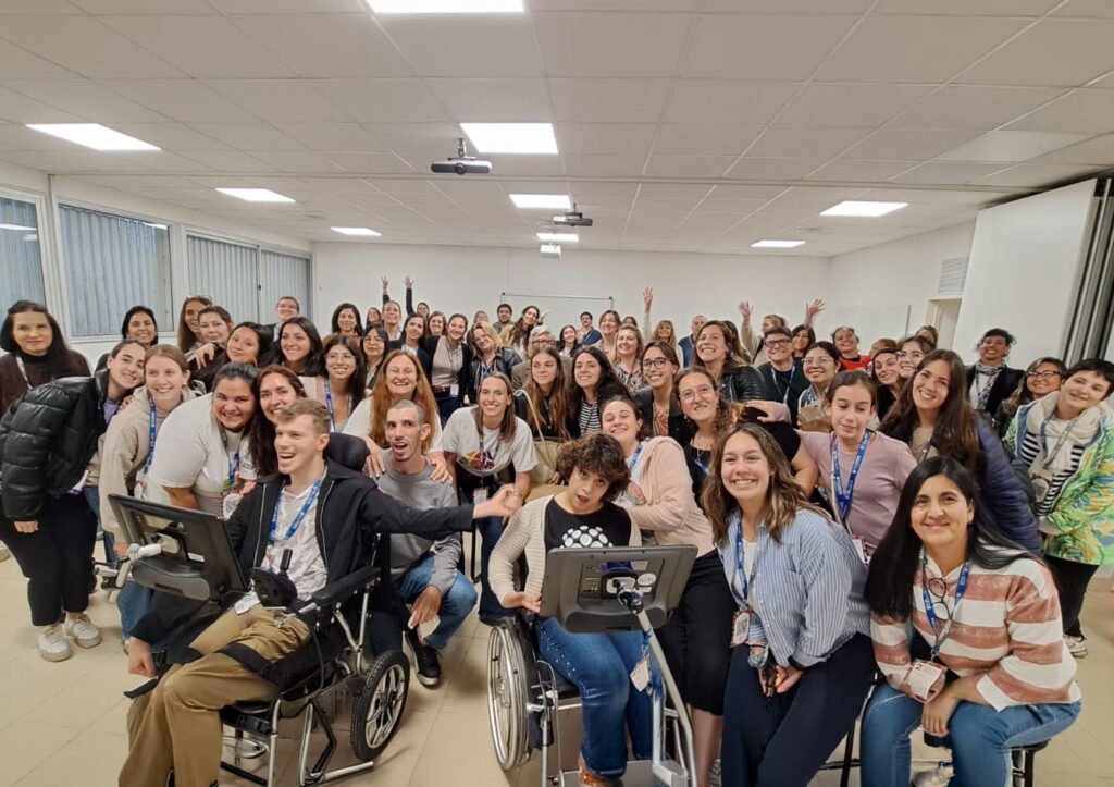 Participantes del Congreso ComuniCAA Argentina en una actividad sobre Comunicación Aumentativa y Alternativa, accesibilidad y derecho a la comunicación. 2025